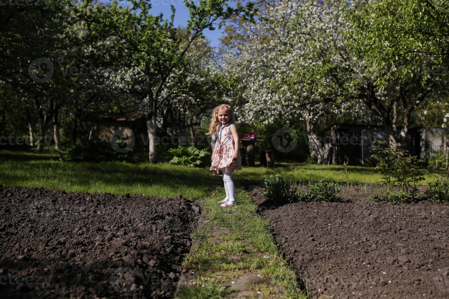 mère et fille dans le jardin photo