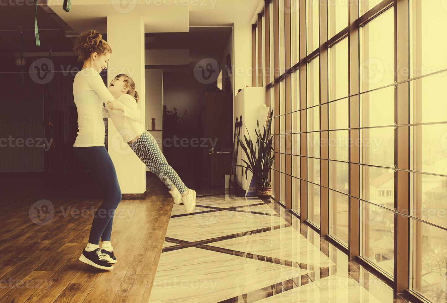 mère tord sa fille dans la salle de gym photo