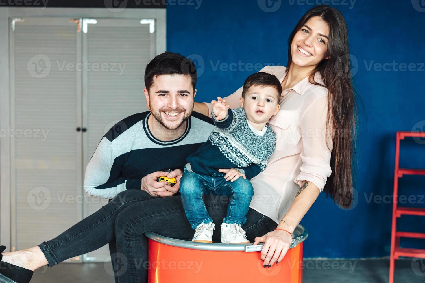 jeune famille s'amusant à la maison photo