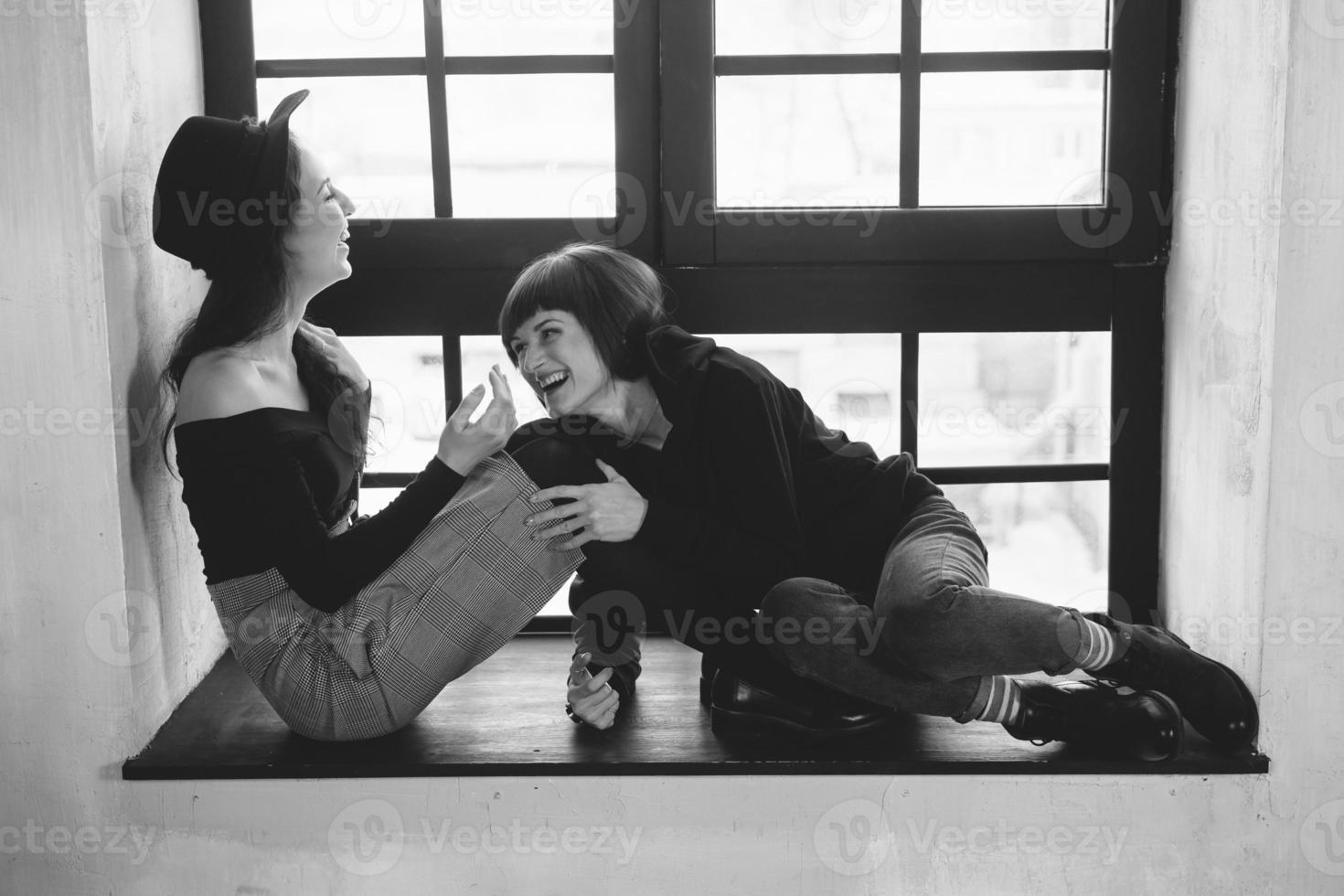 deux belles filles posant pour la caméra photo