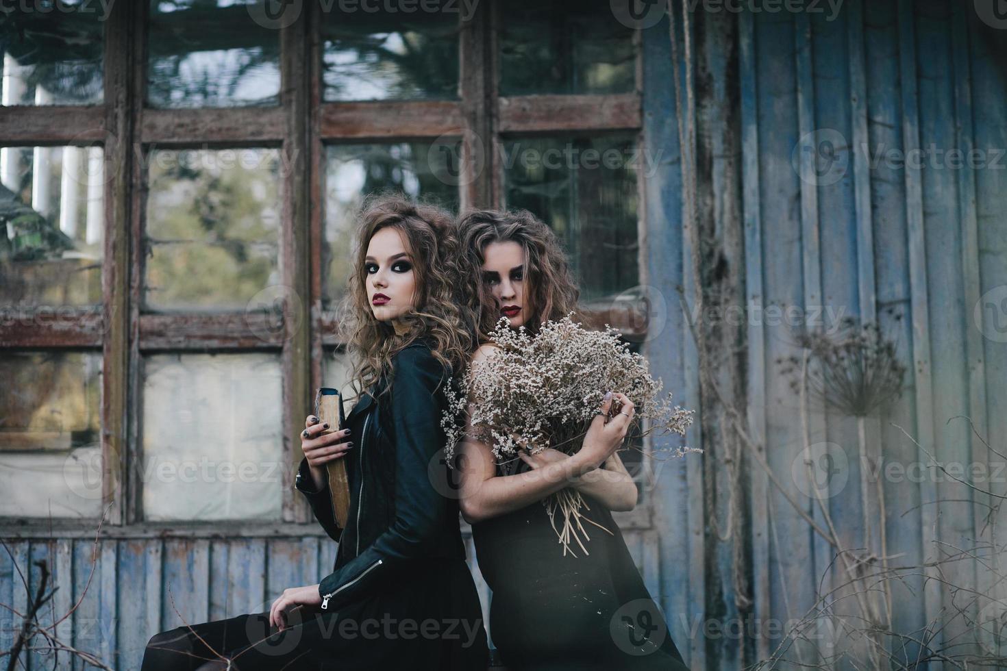 deux sorcières vintage se sont réunies la veille d'halloween photo