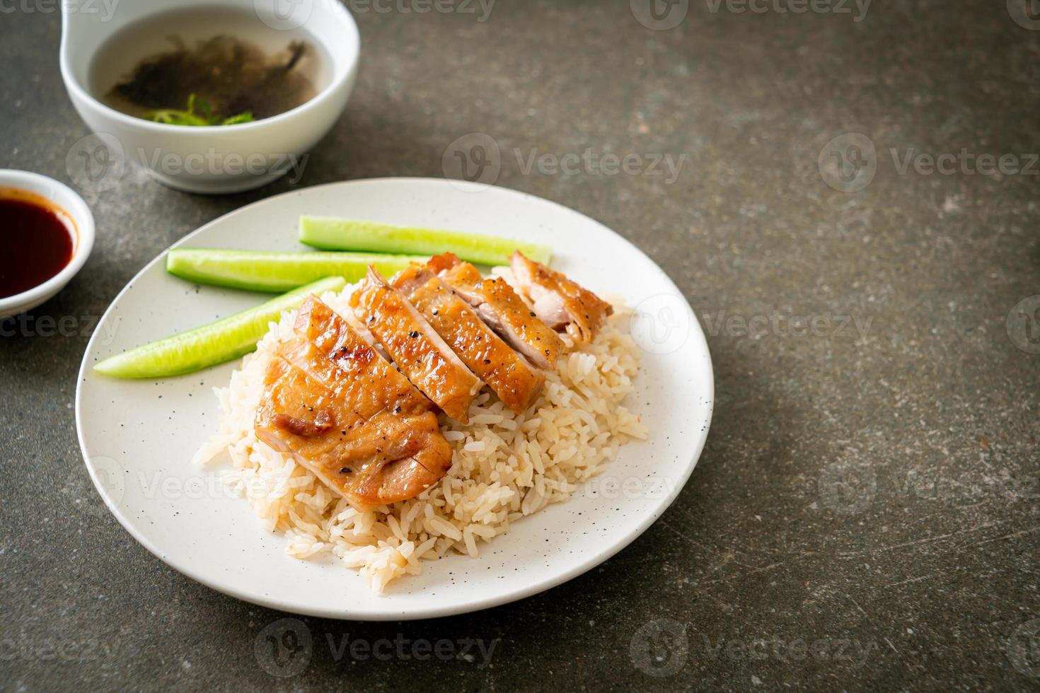 poulet grillé avec riz vapeur photo