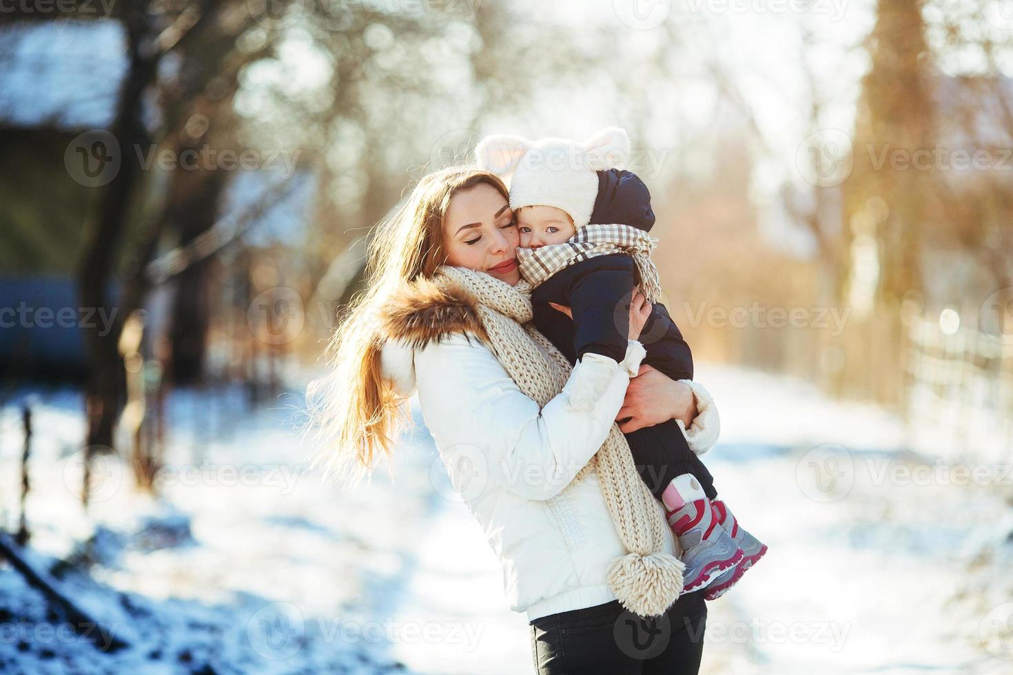 mère et fille dans la campagne enneigée photo