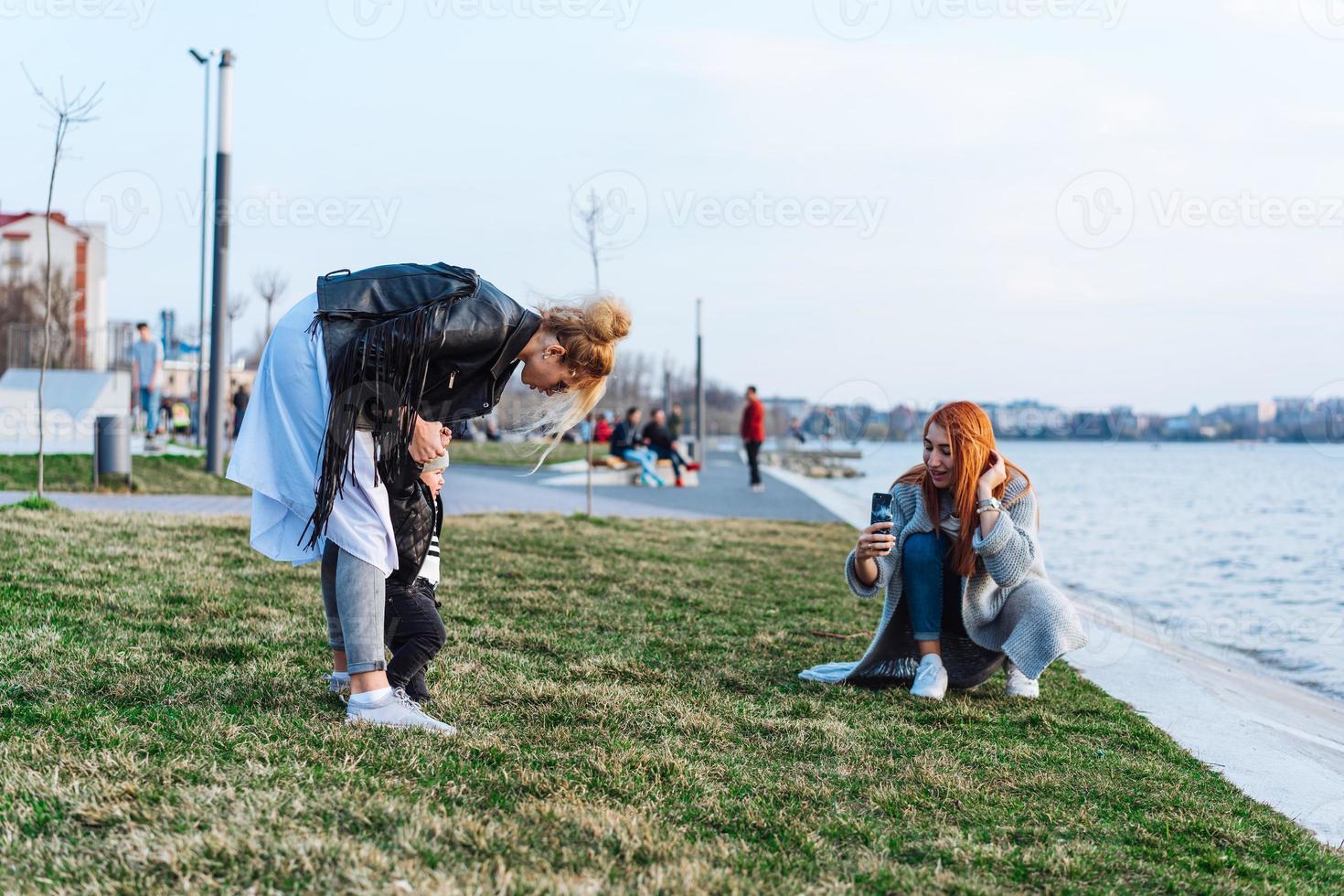 deux femmes et un petit garçon sur le lac photo