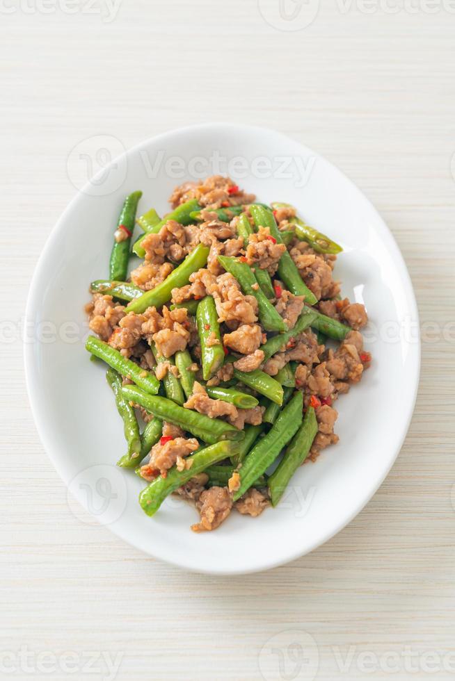 haricots verts ou haricots verts sautés au porc haché photo