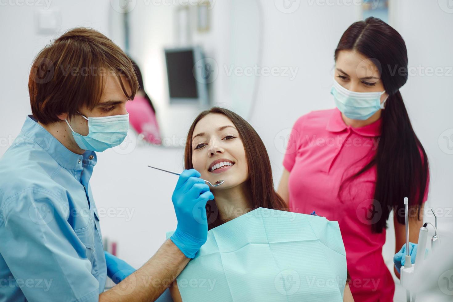 la fille à la réception chez le dentiste photo