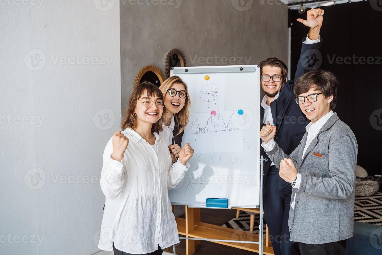 hommes d'affaires avec tableau blanc discutant de stratégie lors d'une réunion photo