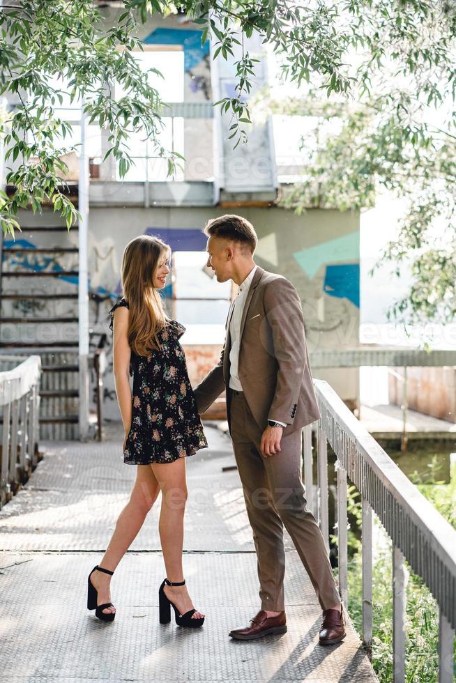 une paire d'amoureux posant devant la caméra. photo