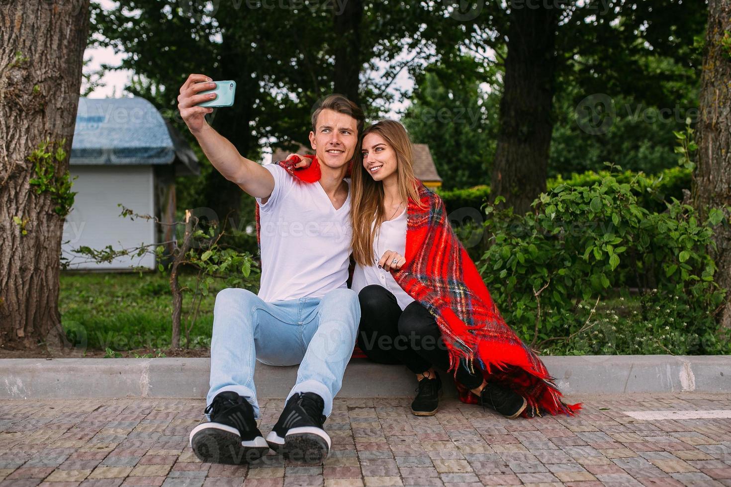 beau jeune couple fait selfie photo