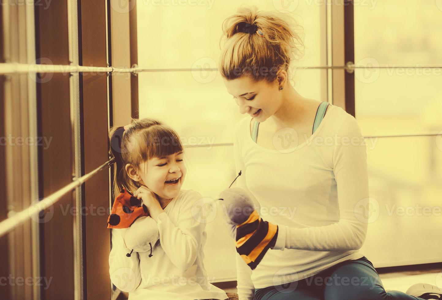 mère et fille s'amusent dans la salle de gym photo