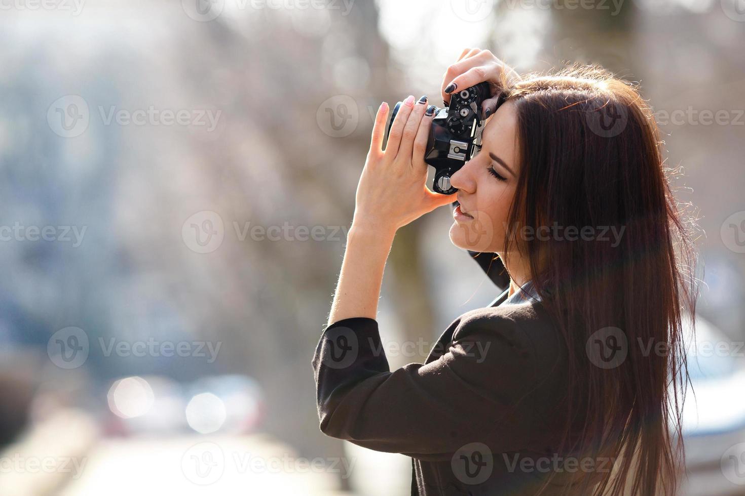 belle femme photographe posant avec appareil photo