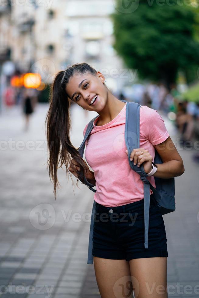 mode de vie d'été portrait de jeune femme élégante photo