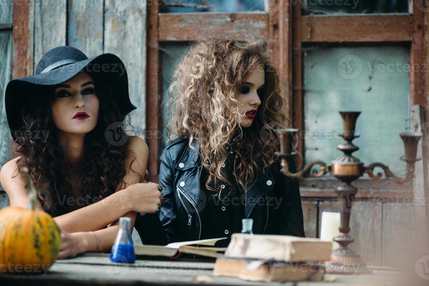 deux sorcières vintage assis à la table photo