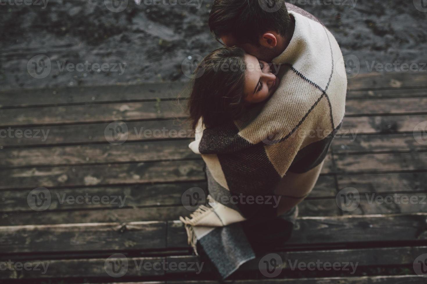 jeune couple enveloppé dans un plaid photo