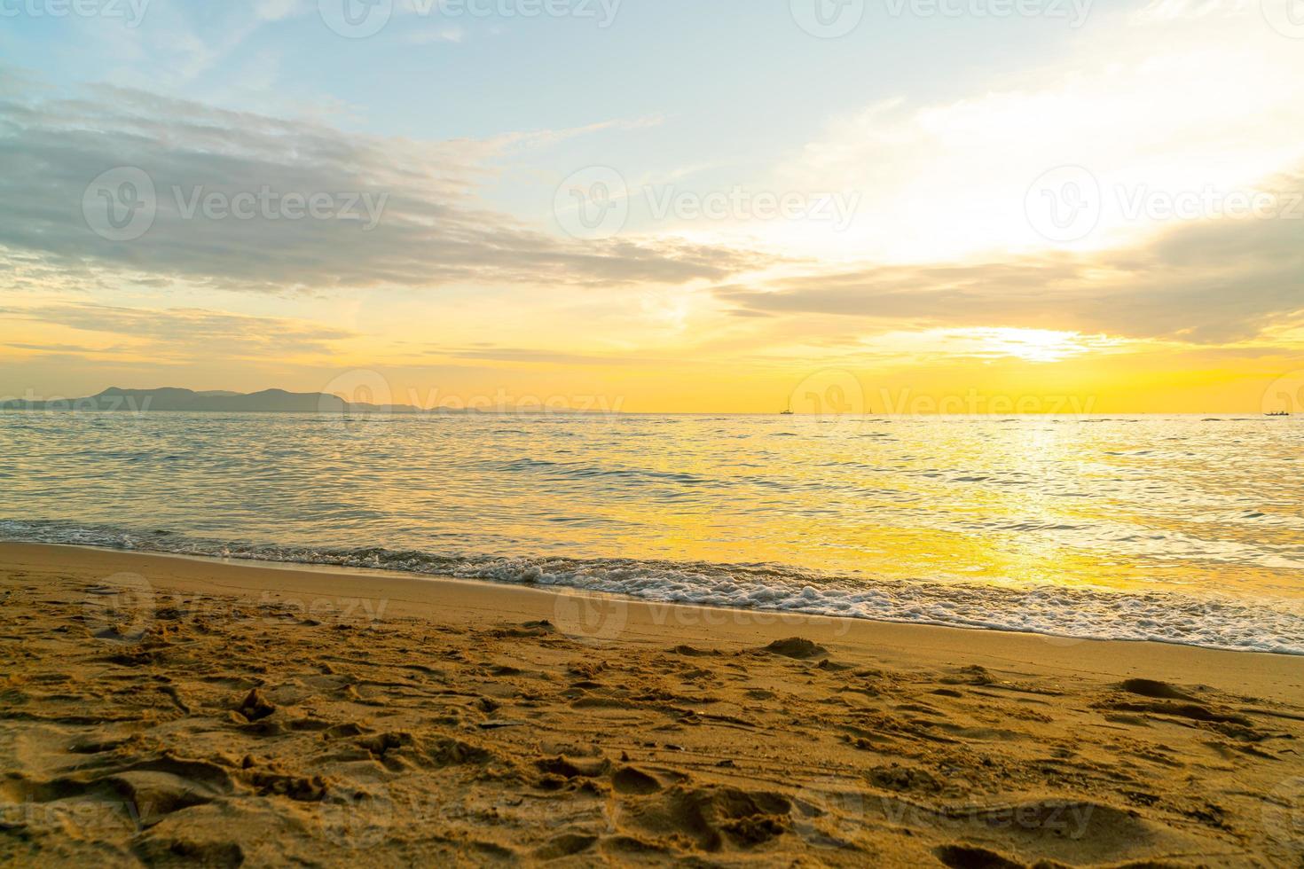 belle plage tropicale et mer avec ciel crépusculaire photo