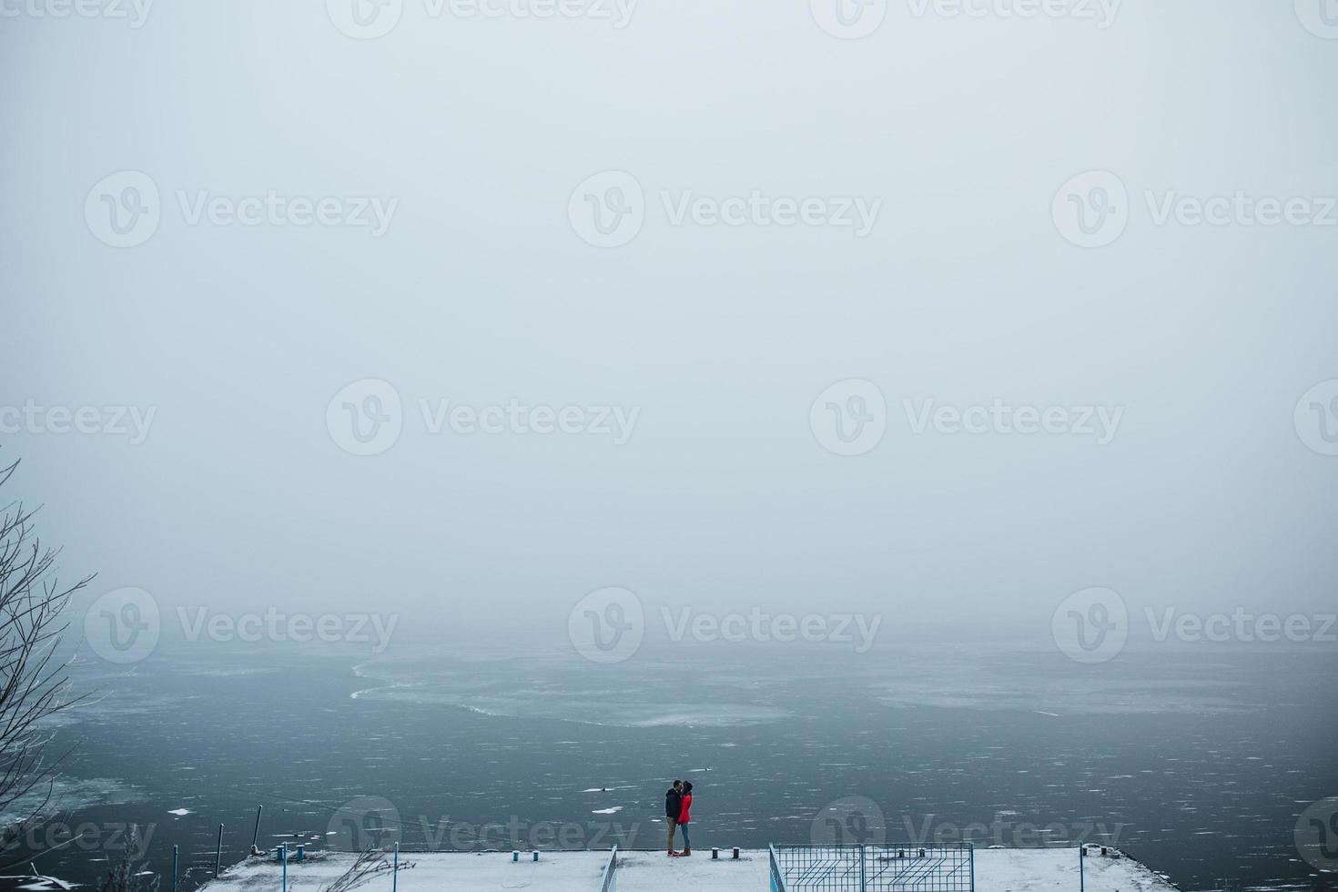 beau jeune couple debout sur une jetée photo