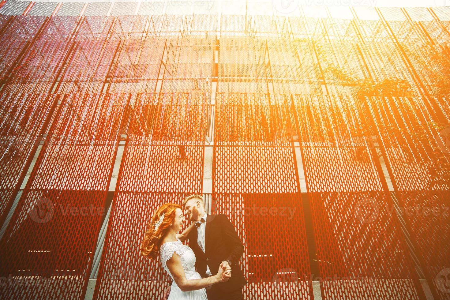 couple de mariés lors d'une promenade dans la ville photo