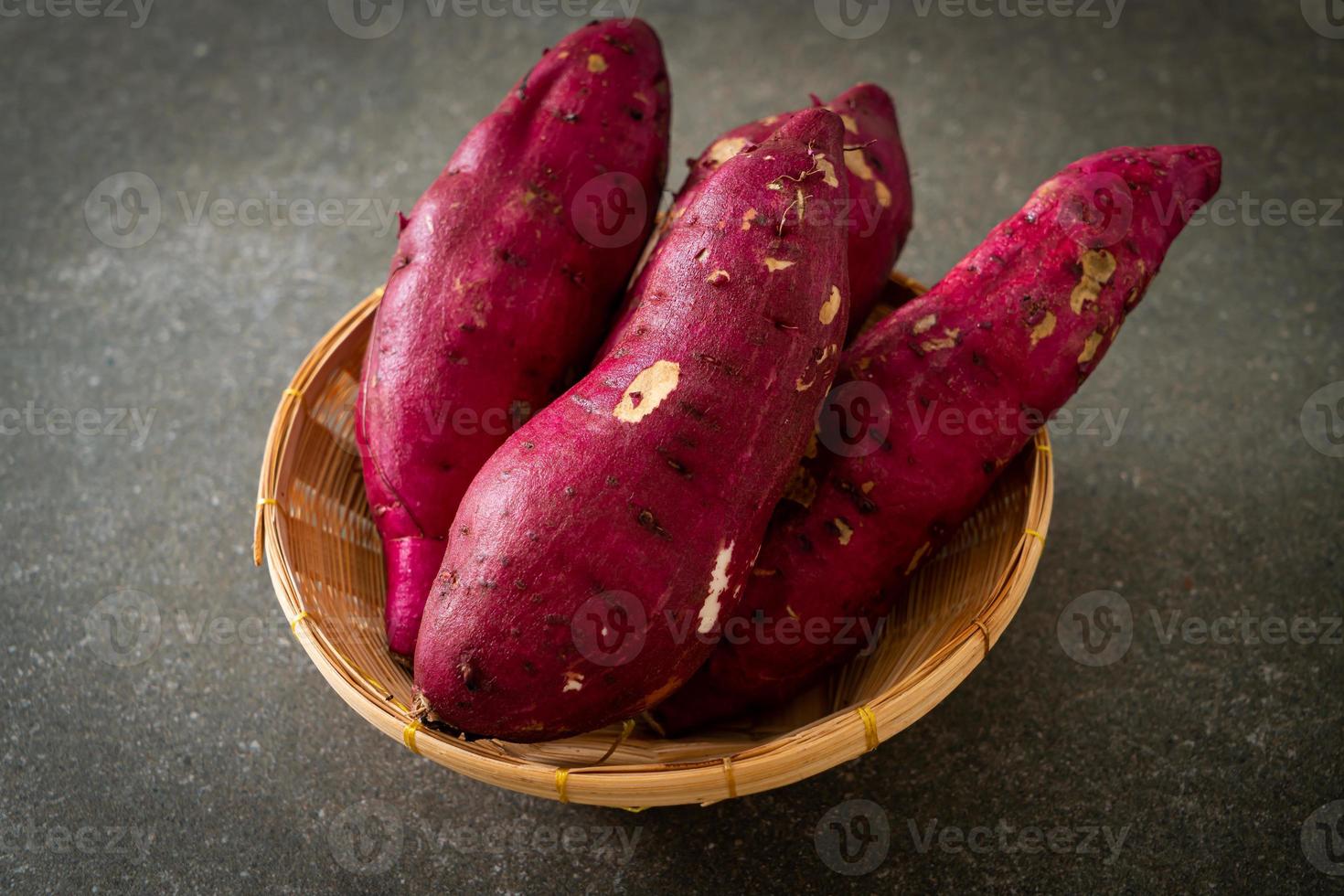 patates douces japonaises sur panier photo