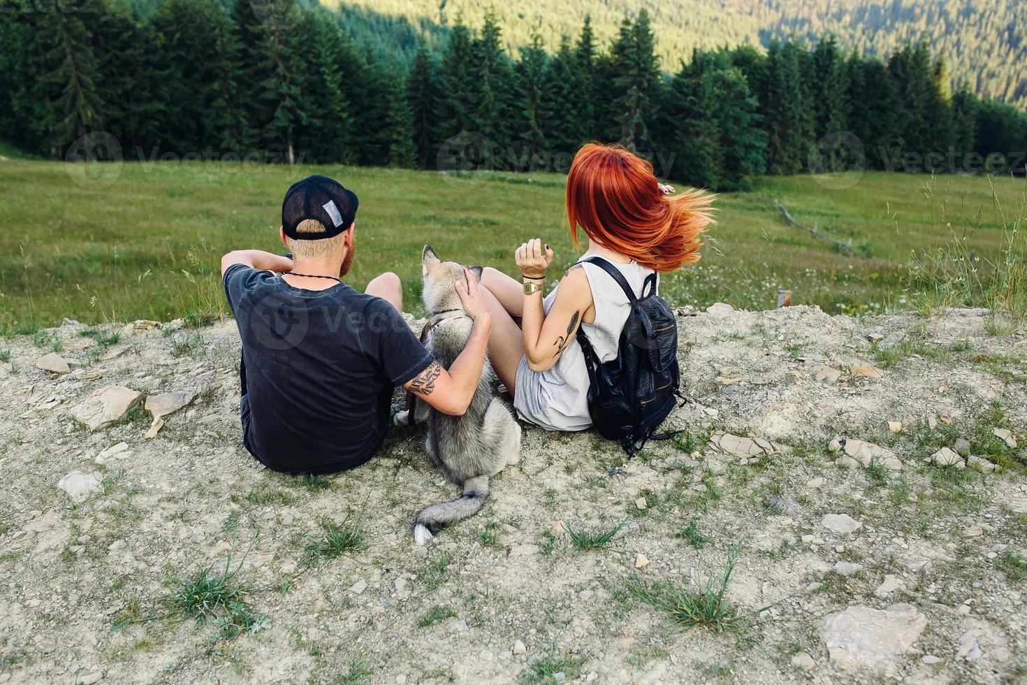 photo d'un couple à la montagne