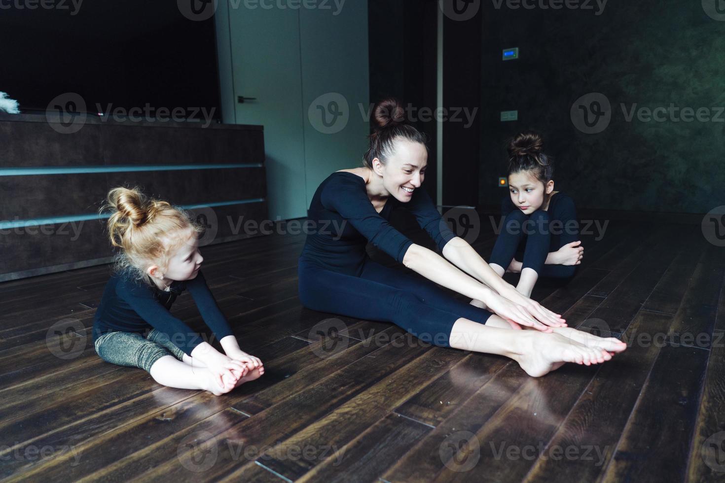 maman et ses deux filles passent du temps ensemble photo