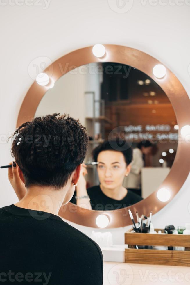 jolie femme au miroir dans un studio de beauté photo