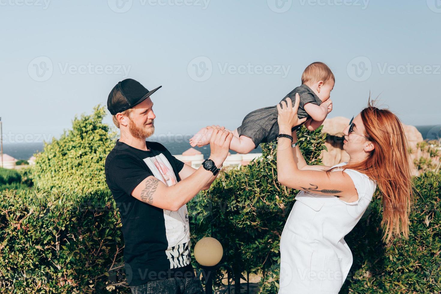 jeune famille en vacances photo