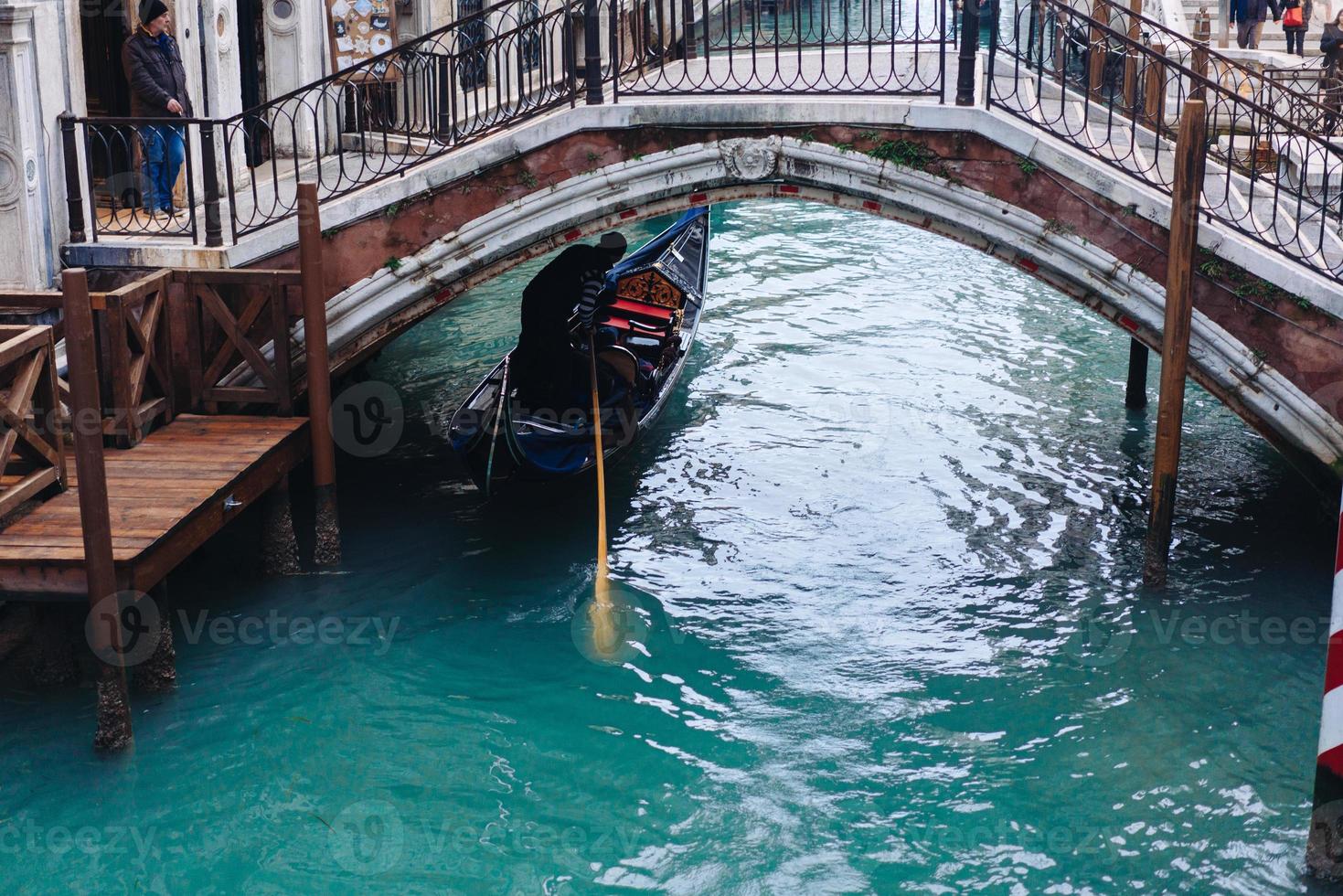 gondoles sur le canal étroit latéral, Venise, Italie. photo