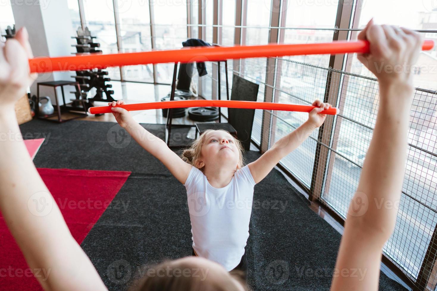 petite fille et maman faisant des exercices avec des bâtons photo