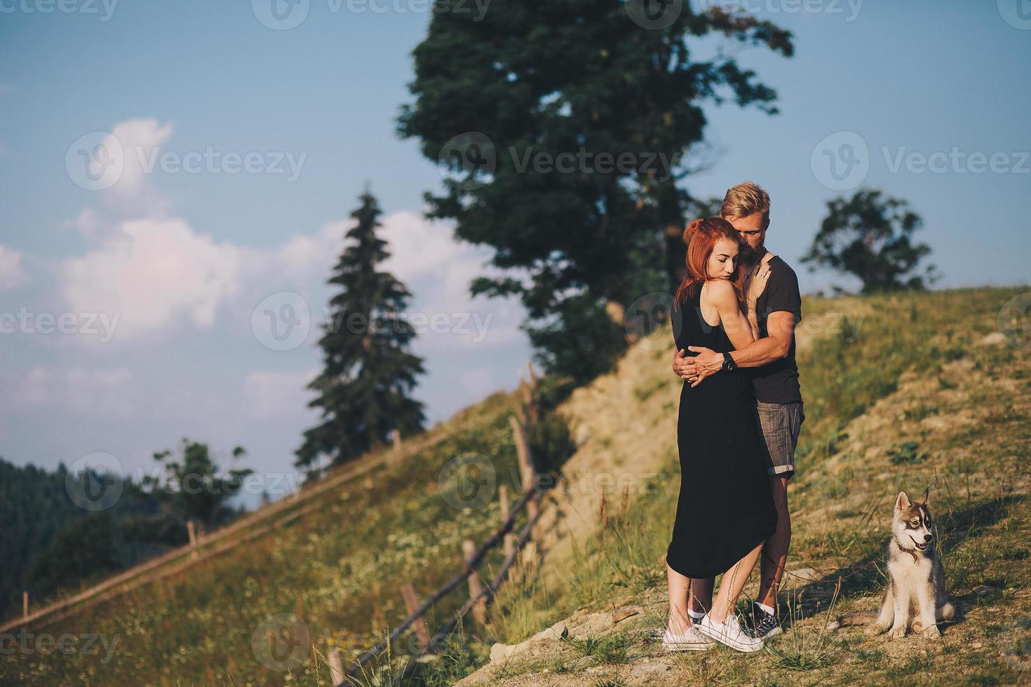 photo d'un couple à la montagne