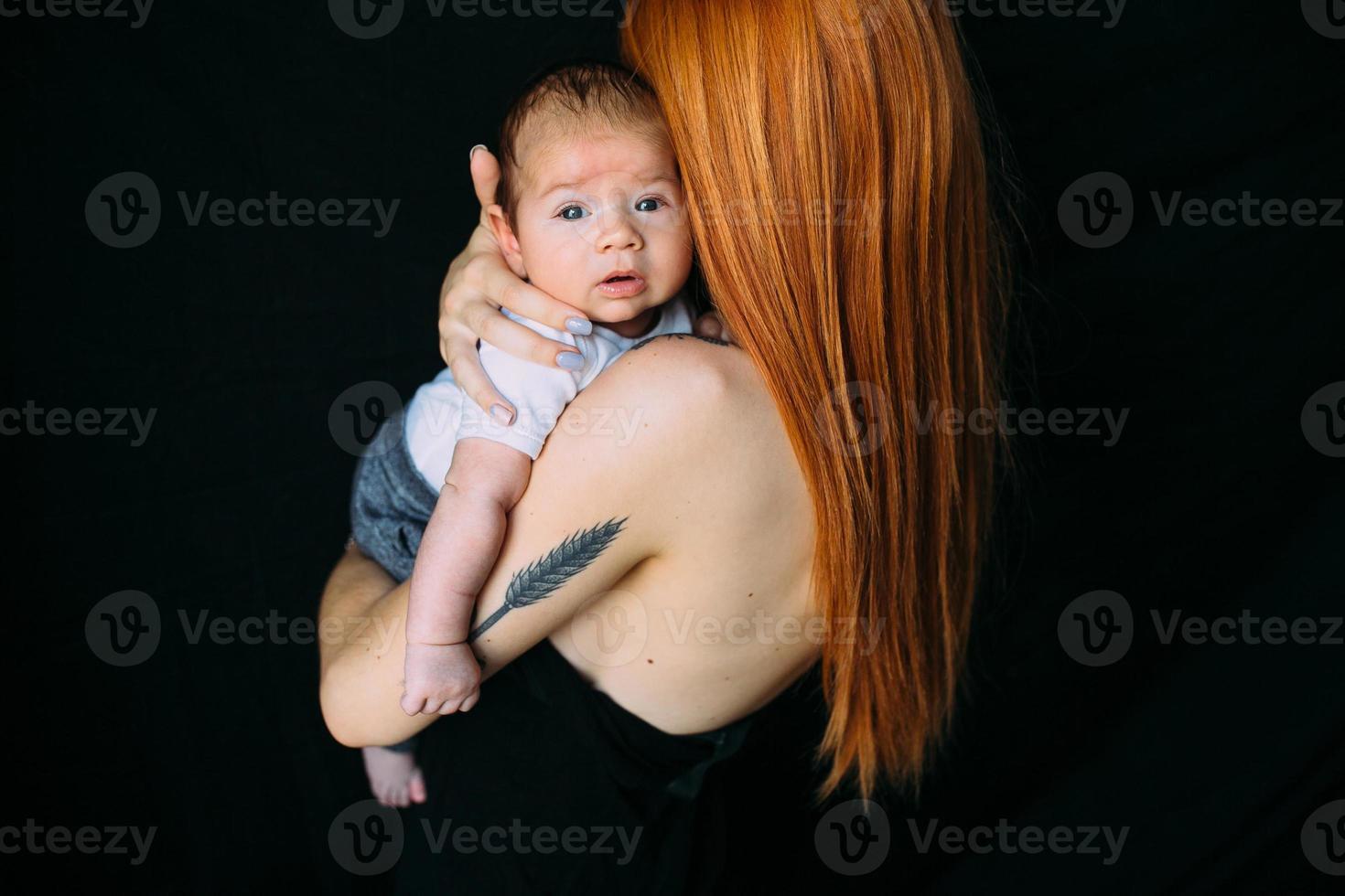 jeune mère femme tenant son enfant bébé photo