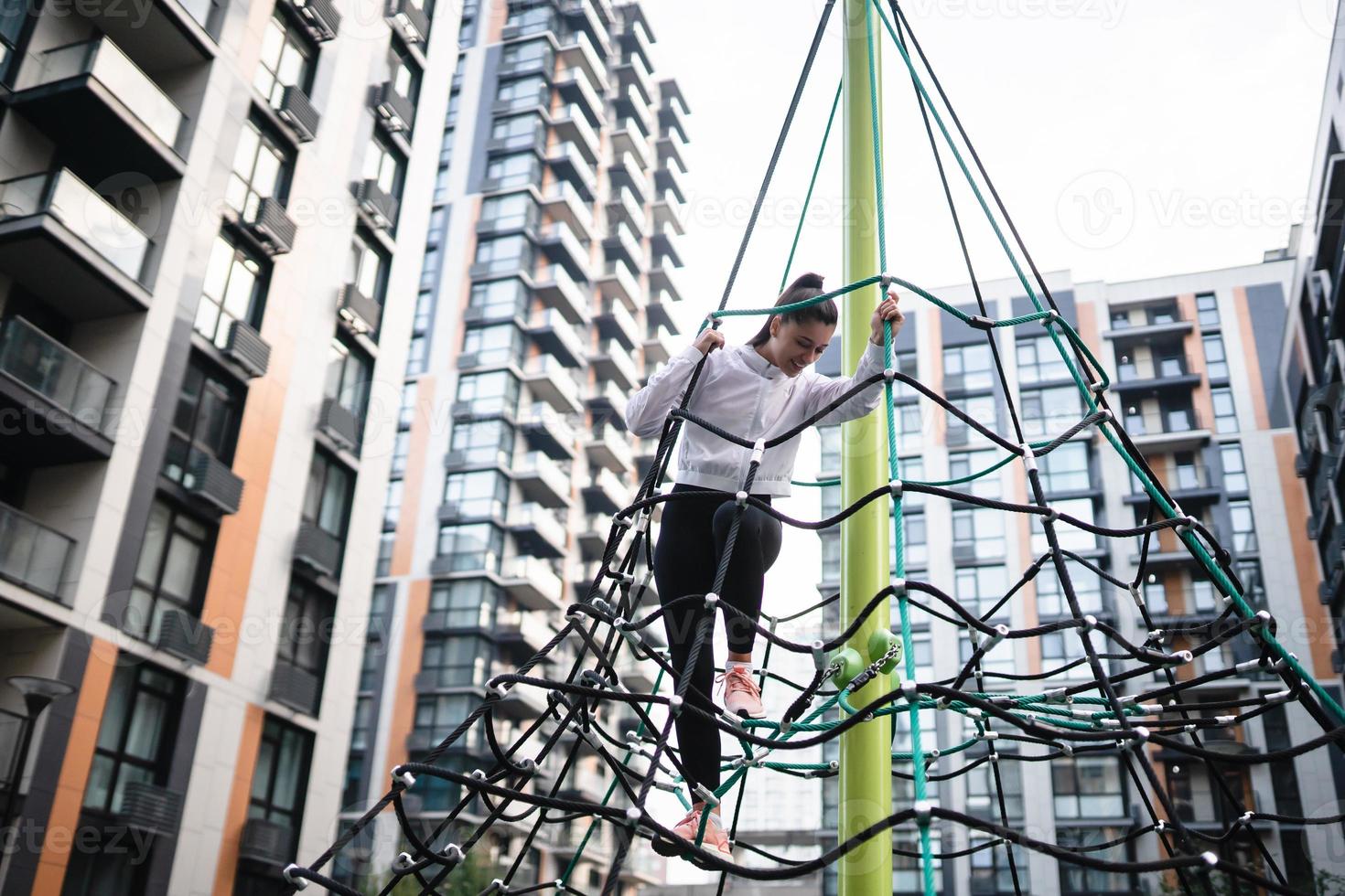 jeune femme s'amusant sur la pyramide de corde photo