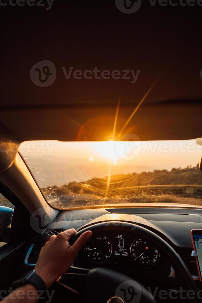 la route du succès - un conducteur voyageant sur une route photo