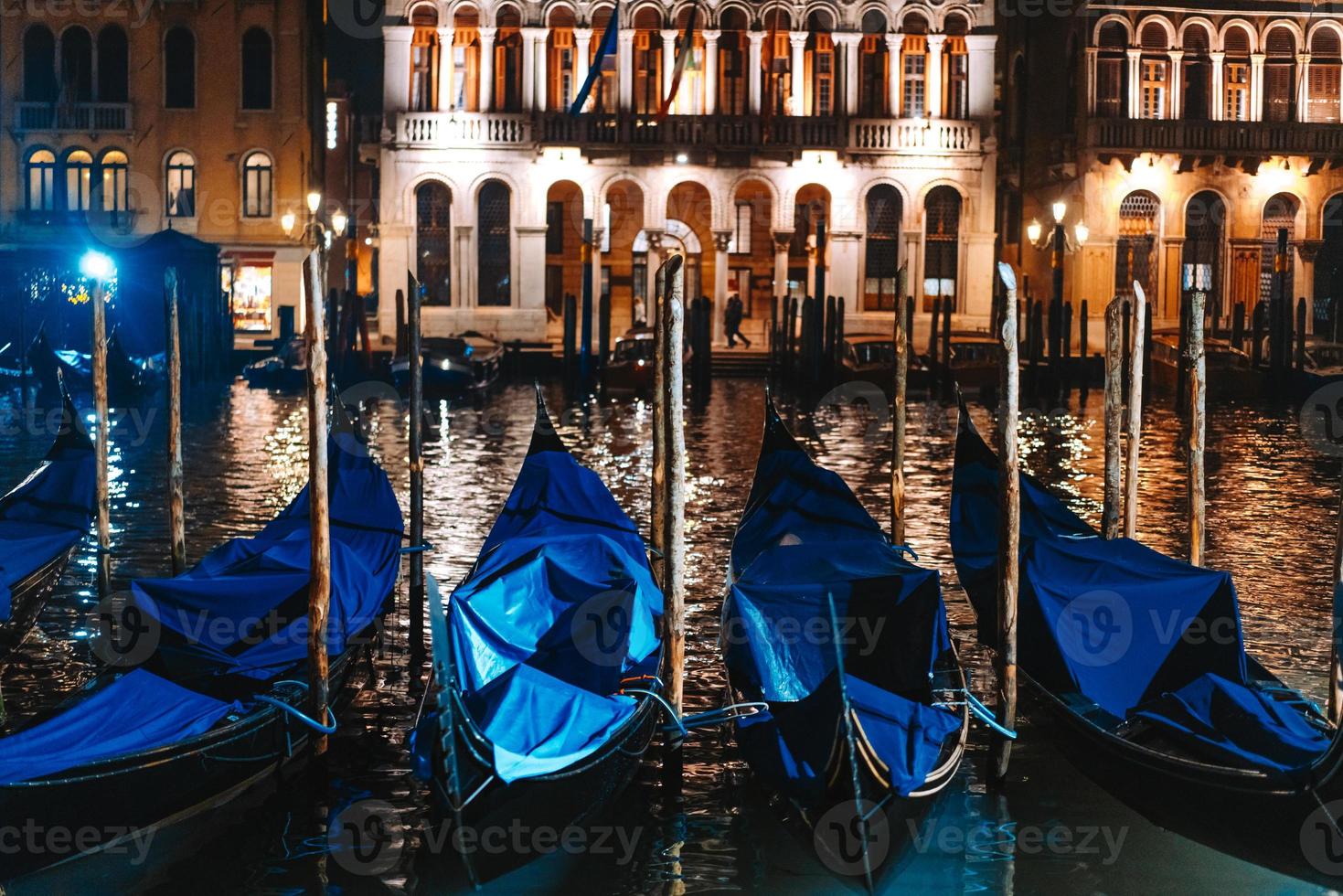 rangée de gondoles et rues rougeoyantes. italie, europe photo