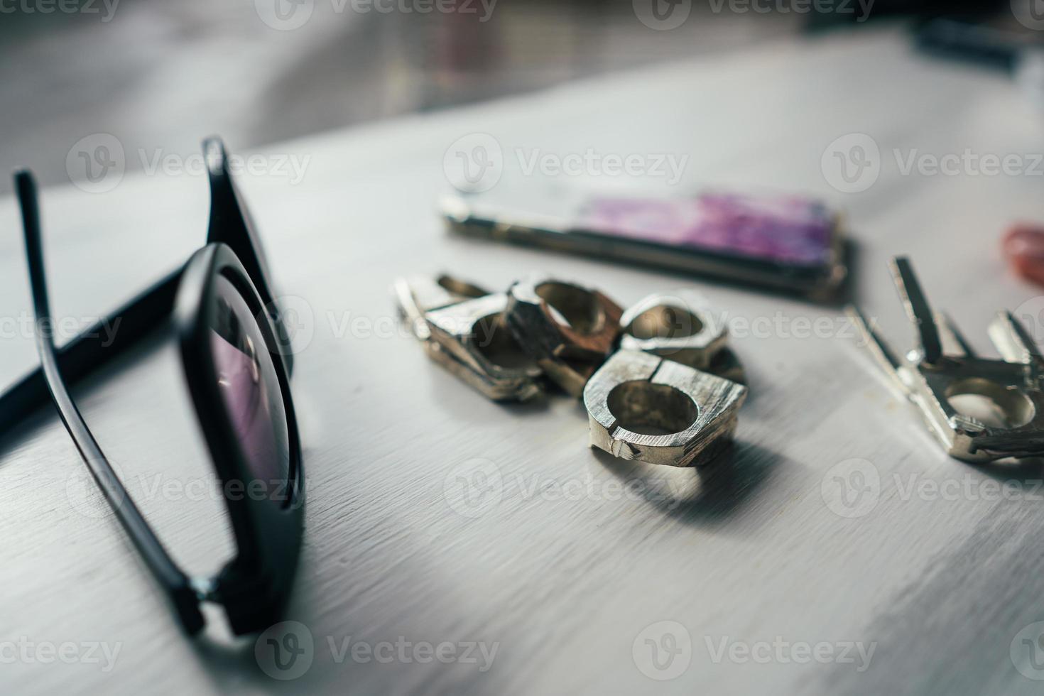 lunettes de soleil et bagues sur une table photo