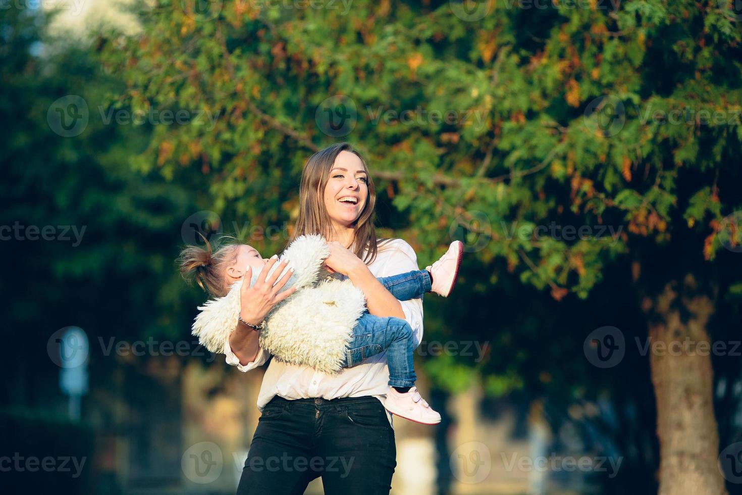 mère et petite fille dans un parc photo