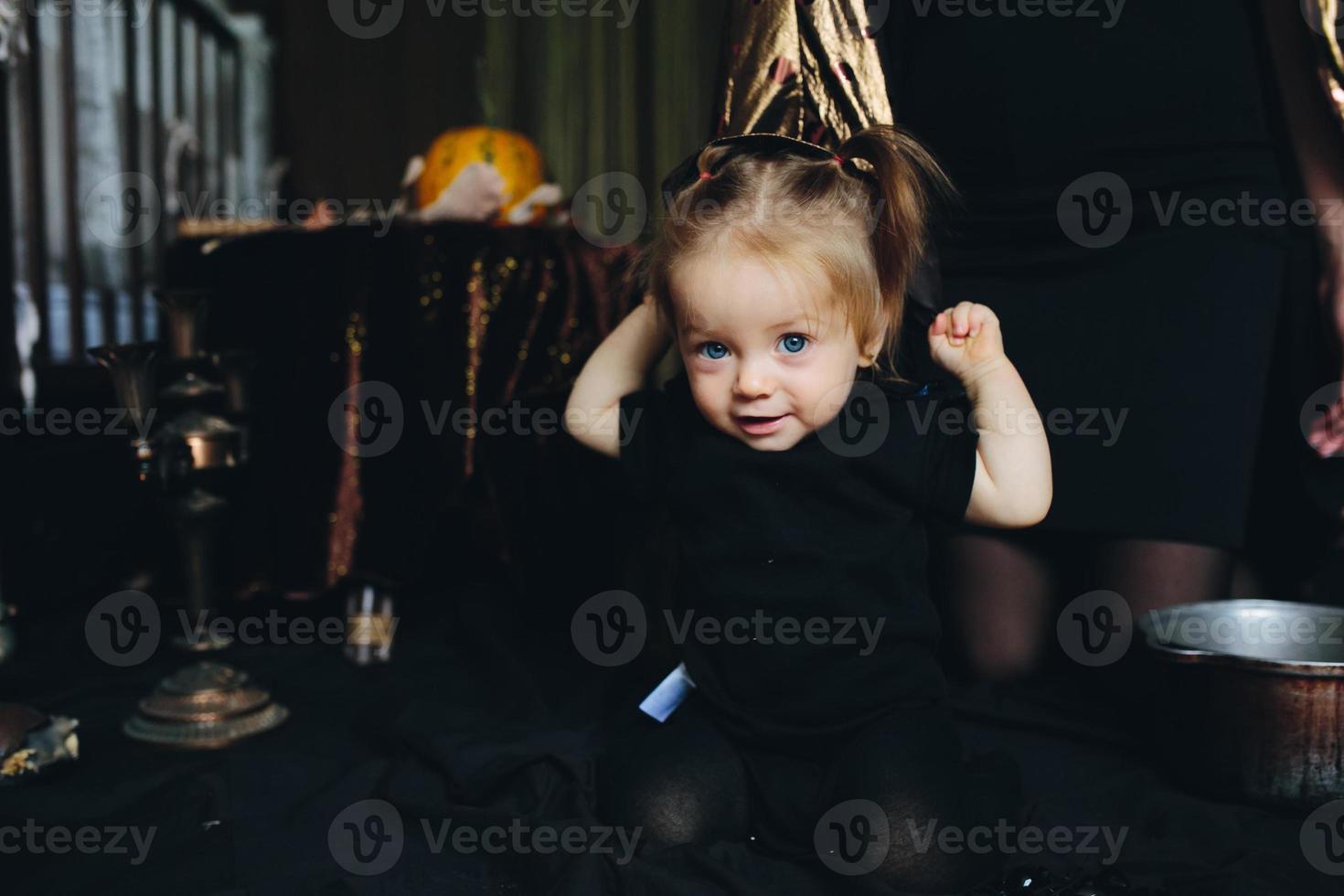 petite fille jouant dans une sorcière photo