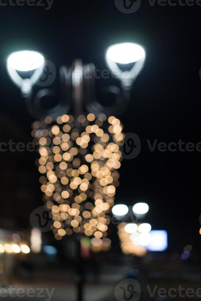 fond de bokeh de lampadaires de la ville de nuit photo