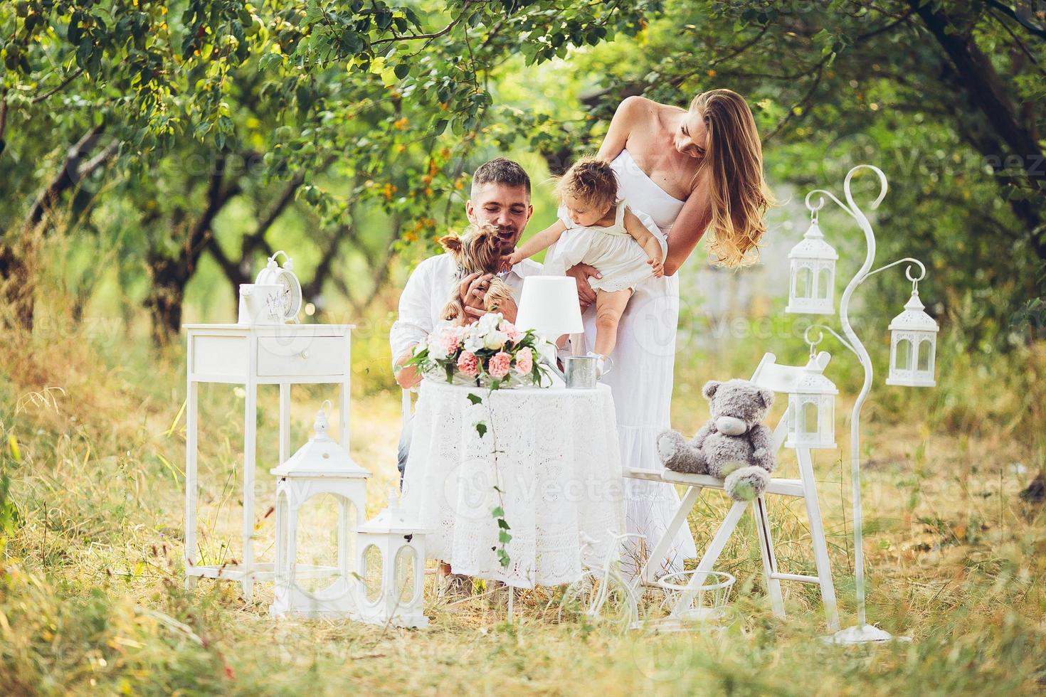 jeune famille avec enfant à un pique-nique photo