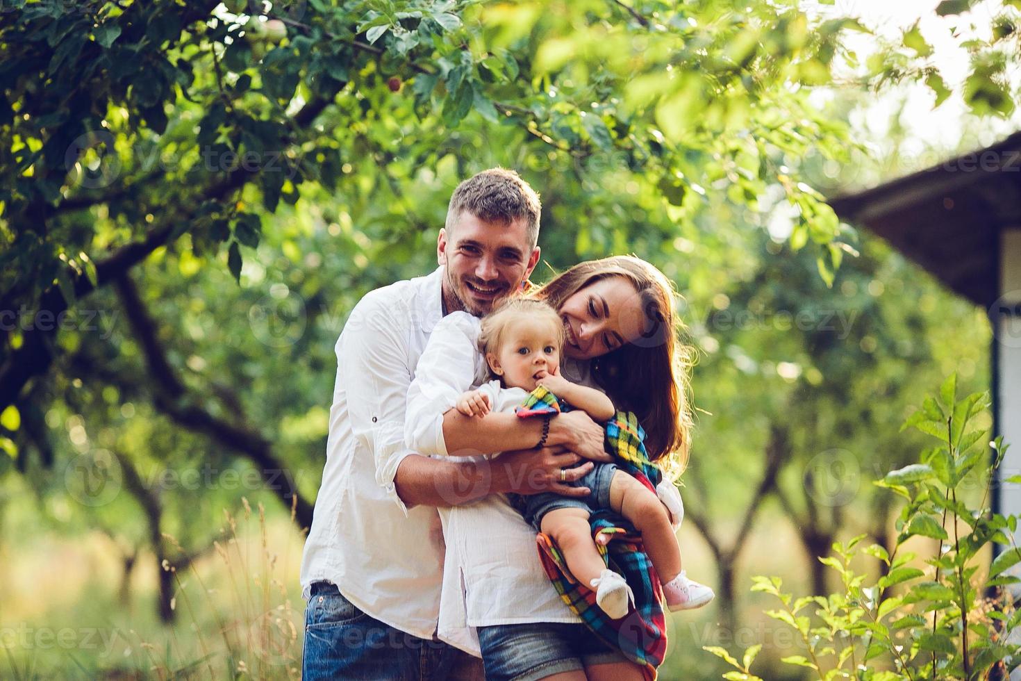 papa, maman et petite fille à la ferme photo