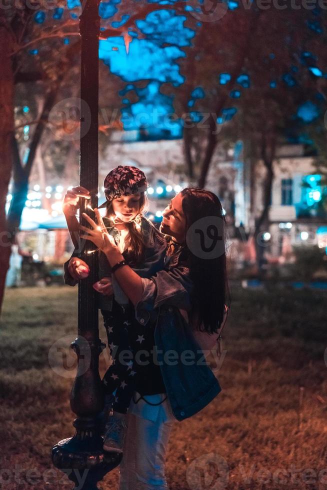 la famille passe du temps dans le parc du soir photo