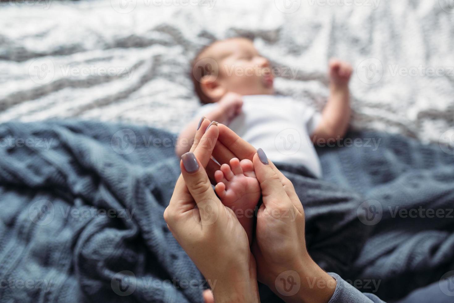 les pieds de bébé dans les mains photo