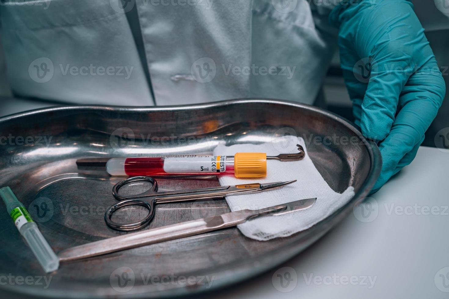 infirmière dans des gants en caoutchouc tenant un plateau de matériel  médical chirurgical 11523626 Photo de stock chez Vecteezy