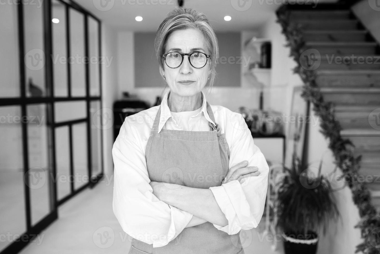 portrait d'une grand-mère stricte debout dans une pose mécontente regardant fixement la caméra en colère photo