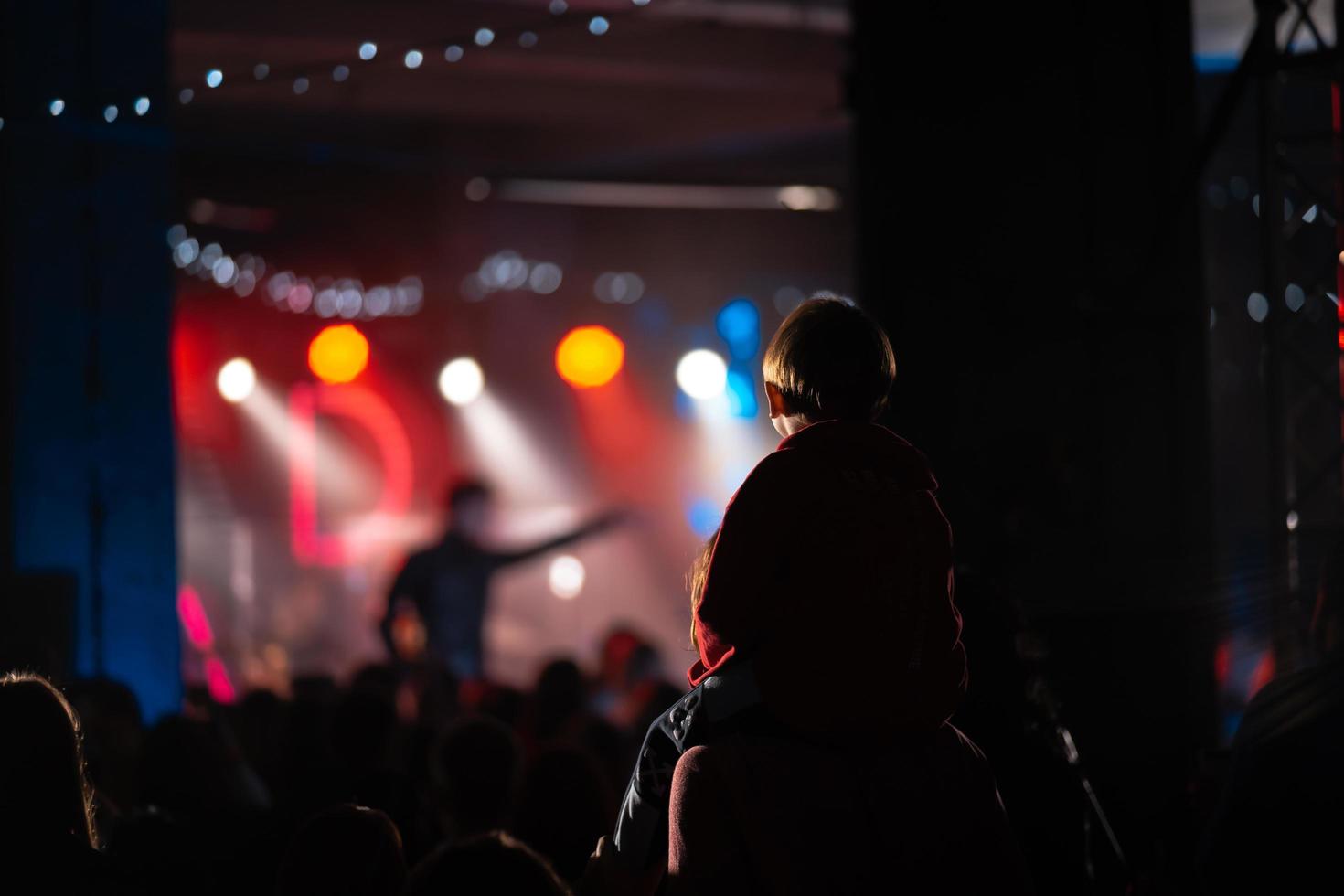 photo de nombreuses personnes appréciant un concert de rock dans une discothèque