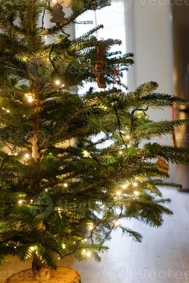 arbre de noël décoré de biscuits au pain d'épice et de guirlandes photo