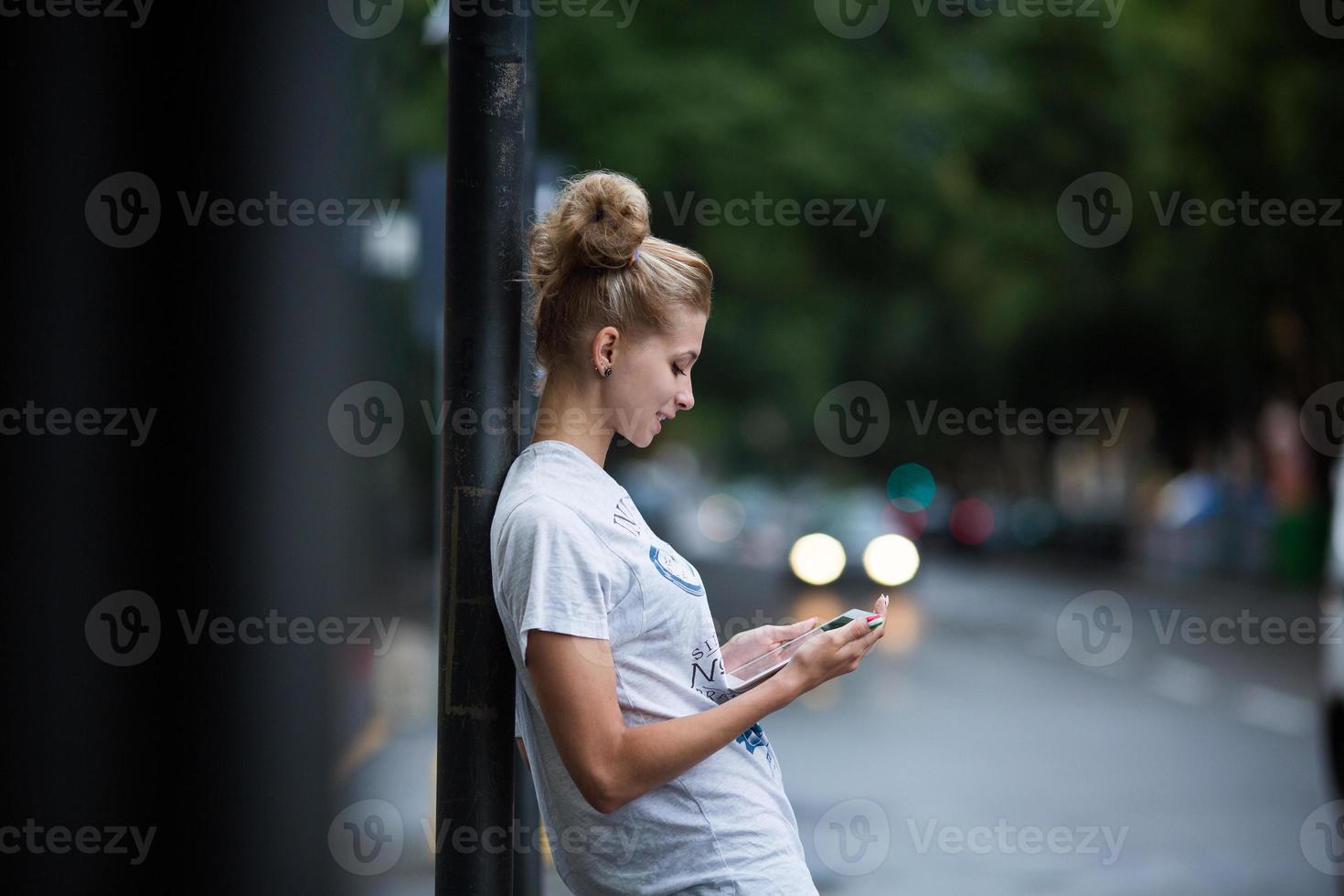 jolies filles avec tablette sur une gare routière photo