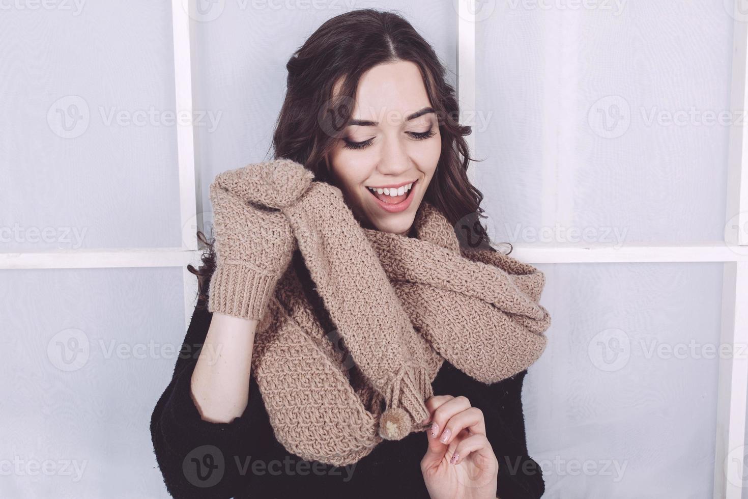 jolie fille en tenue d'hiver posant pour la caméra. fond de noël photo