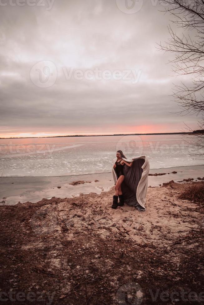 belle jeune fille en maillot de bain sur la rive d'un lac gelé photo