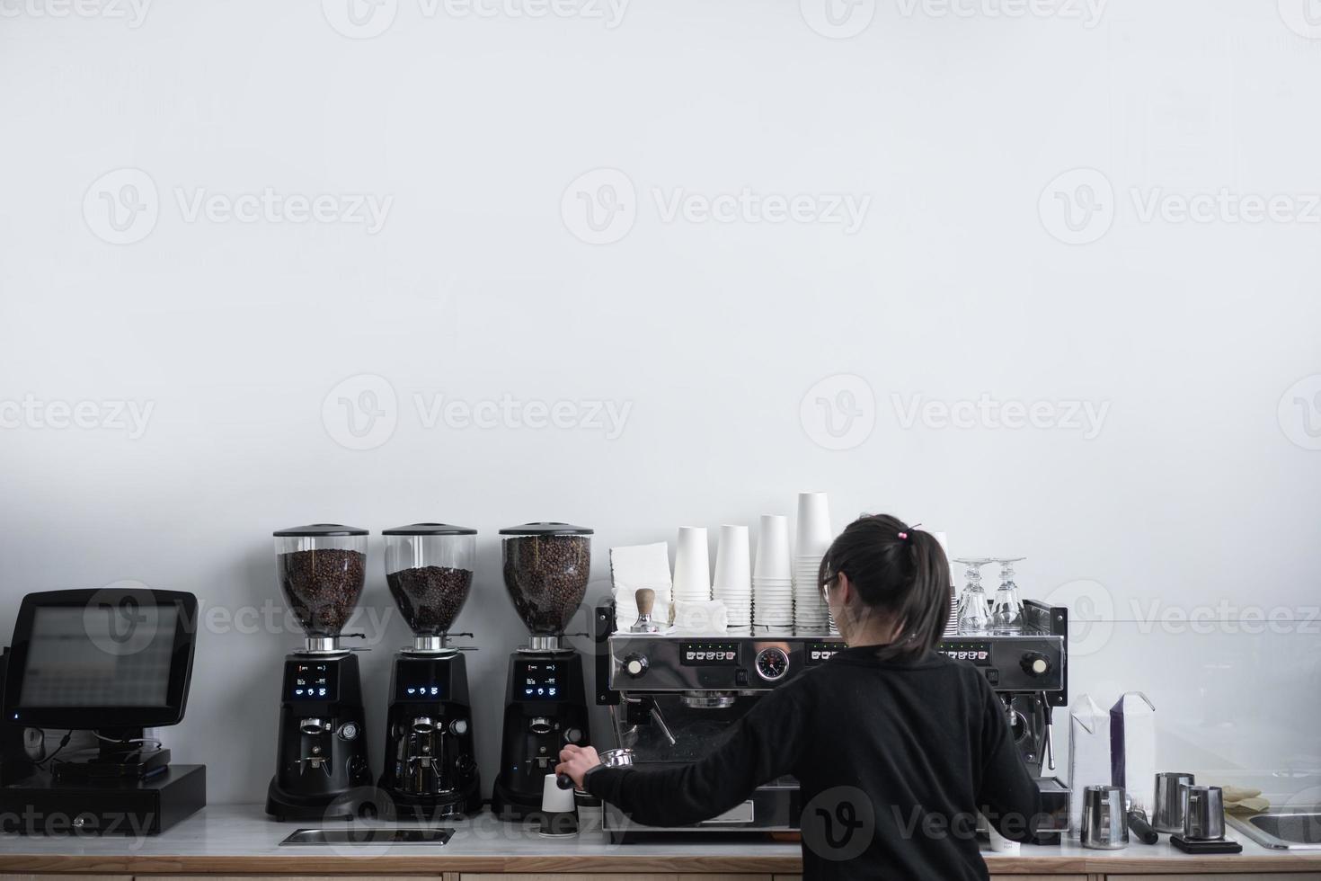 femme barista fait du café photo