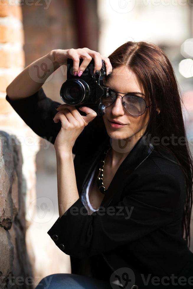 belle femme photographe posant avec appareil photo